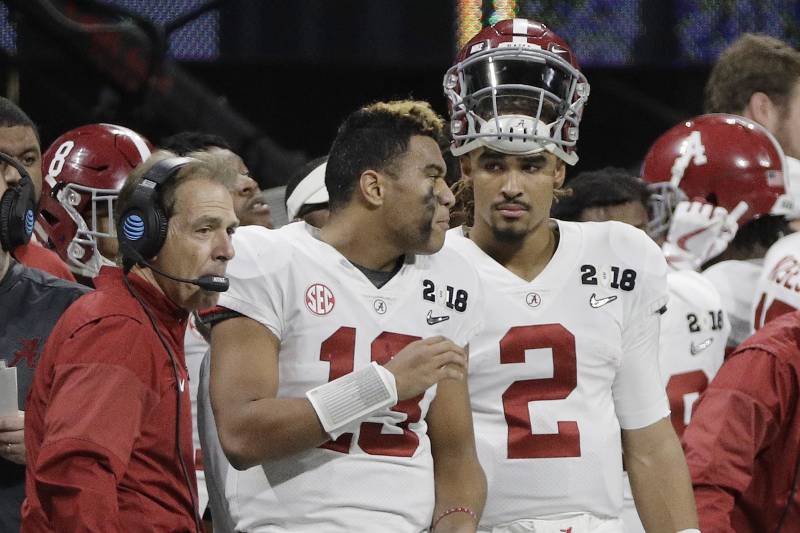 Nick Saban, Tuo Tagovailoa and Jalen Hurts on the sideline together in CFP title game.