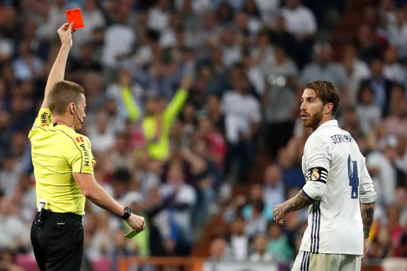 MADRID, SPAIN - APRIL 23: Referee Alejandro Hernandez Hernandez shows Sergio Ramos of Real Madrid the red card during the La Liga match between Real Madrid CF and FC Barcelona at the Santiago Bernabeu stadium on April 23, 2017 in Madrid, Spain. (Photo by