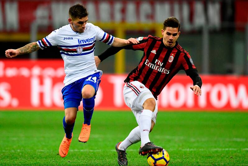 AC Milan's Portuguese forward Andre Silva (R) vies with Sampdoria's Uruguayan midfielder Lucas Sebastian Torreira during the Italian Serie A football match between AC Milan and Sampdoria at the San Siro stadium in Milan on February 18, 2018. / AFP PHOTO /