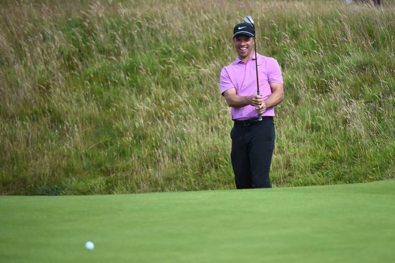 England's Paul Casey chips onto the 17th green during a practice session at The 147th Open golf Championship at Carnoustie, Scotland on July 16, 2018. (Photo by ANDY BUCHANAN / AFP)        (Photo credit should read ANDY BUCHANAN/AFP/Getty Images)