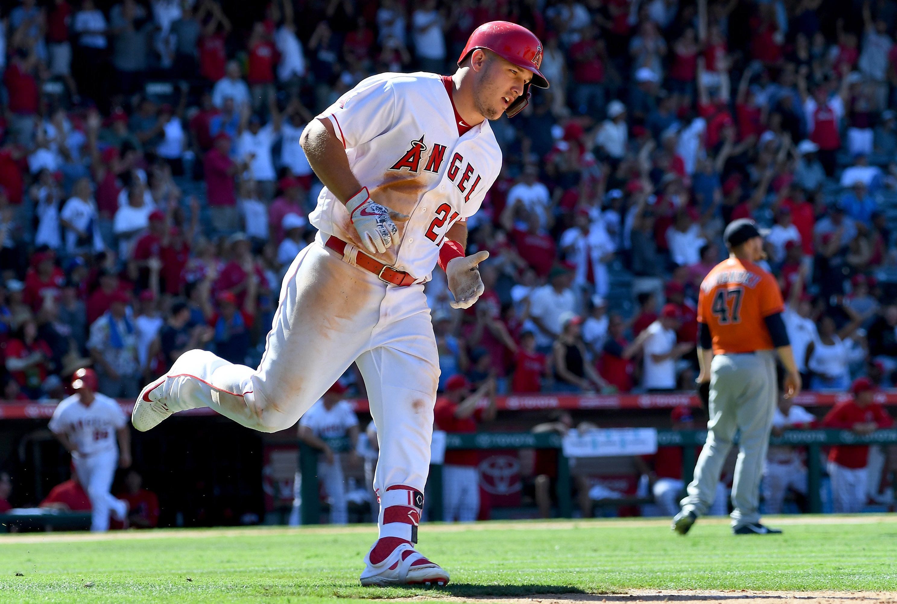 A still-grieving Mike Trout returns to Angels and honors late
