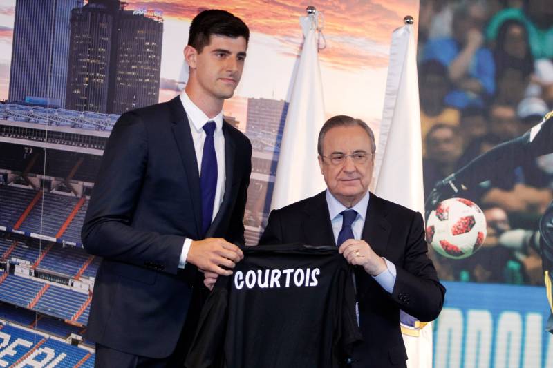 MADRID, SPAIN - AUGUST 09: President Florntino Perez of Real Madrid and Thibaut Courtois of Real Madrid pose during the presentation at Estadio Santiago Bernabeu on August 9, 2018 in Madrid, Spain. (Photo by TF-Images/Getty Images)