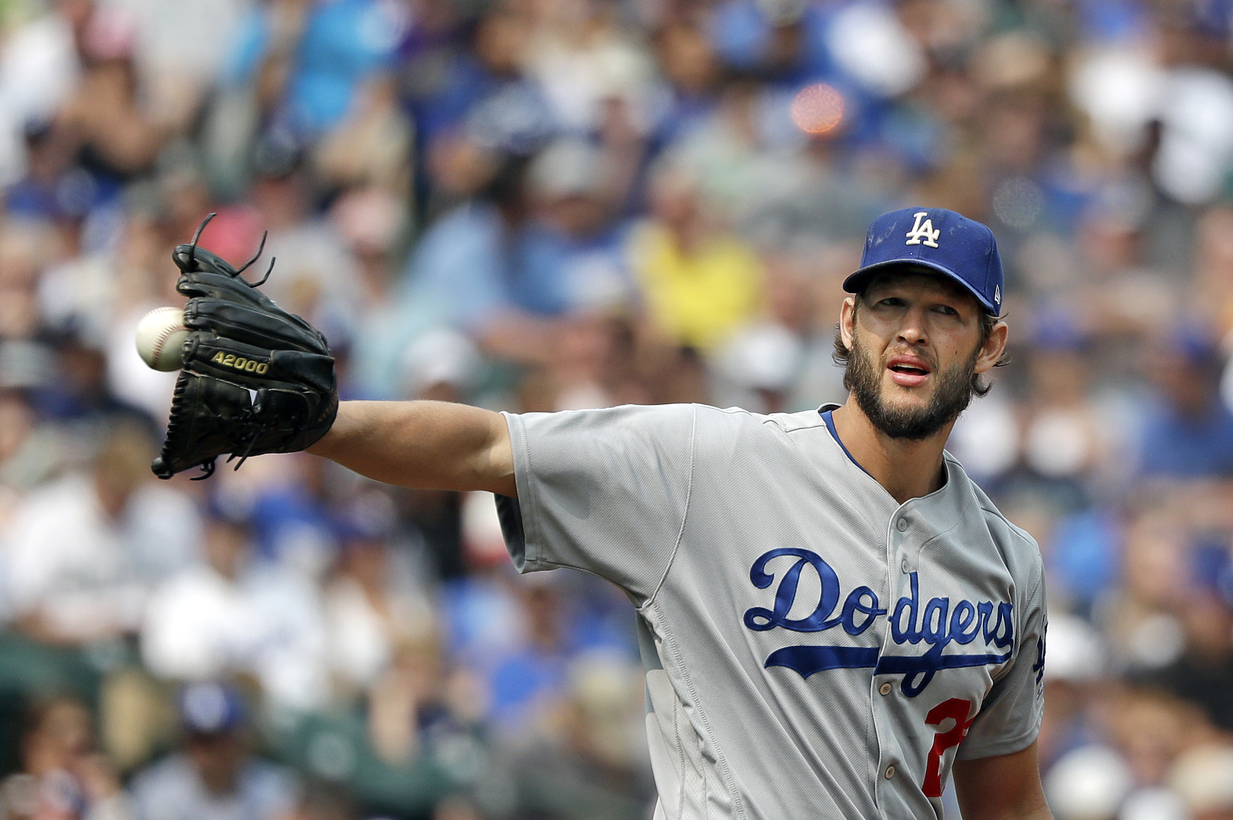 With Dodgers, Clayton Kershaw Becomes First $200 Million Pitcher - The New  York Times