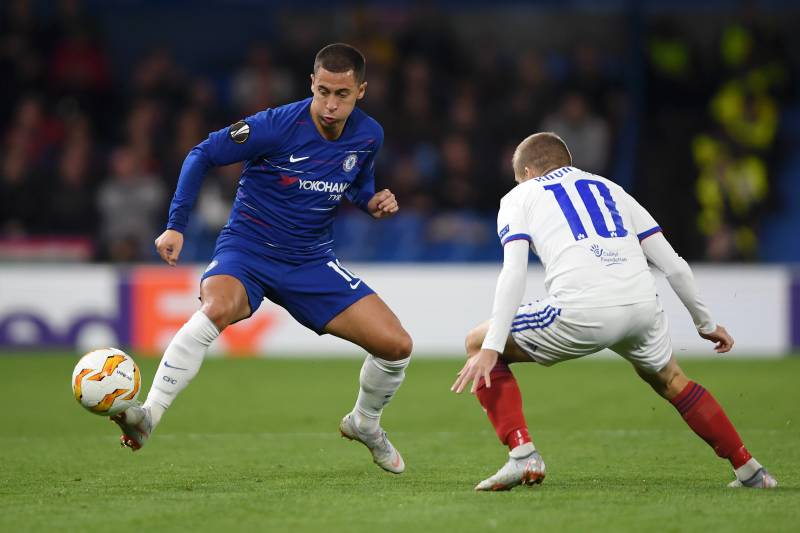 LONDON, ENGLAND - OCTOBER 04: Eden Hazard of Chelsea controls the ball under pressure from Istvan Kovacs of MOL Vidi FC during the UEFA Europa League Group L match between Chelsea and Vidi FC at Stamford Bridge on October 4, 2018 in London, United Kingdom