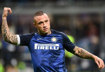 Inter Milan's Belgian midfielder Radja Nainggolan gestures during a warming up session prior to the Italian Serie A football match Inter Milan vs AC Milan on October 21, 2018 at the San Siro stadium in Milan. (Photo by Miguel MEDINA / AFP)        (Photo c