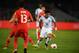 England's Jadon Sancho(R) and Chile's Willian Gama fight for the ball during the group stage football match between England and Chile in the FIFA U-17 World Cup at the Salt Lake Stadium in Kolkata on October 8, 2017. / AFP PHOTO / Dibyangshu SARKAR