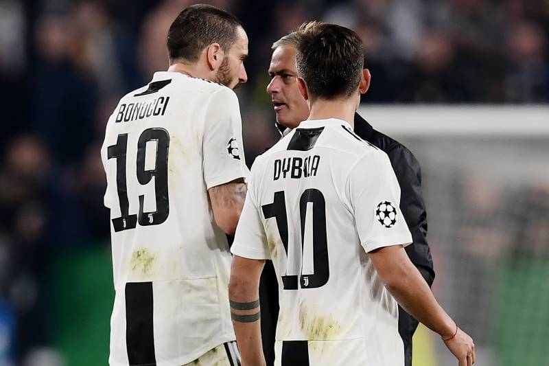 Manchester United's Portuguese manager Jose Mourinho (Rear C) argues with Juventus' Italian defender Leonardo Bonucci (L) and Juventus' Argentine forward Paulo Dybala at the end of the UEFA Champions League group H football match Juventus vs Manchester Un
