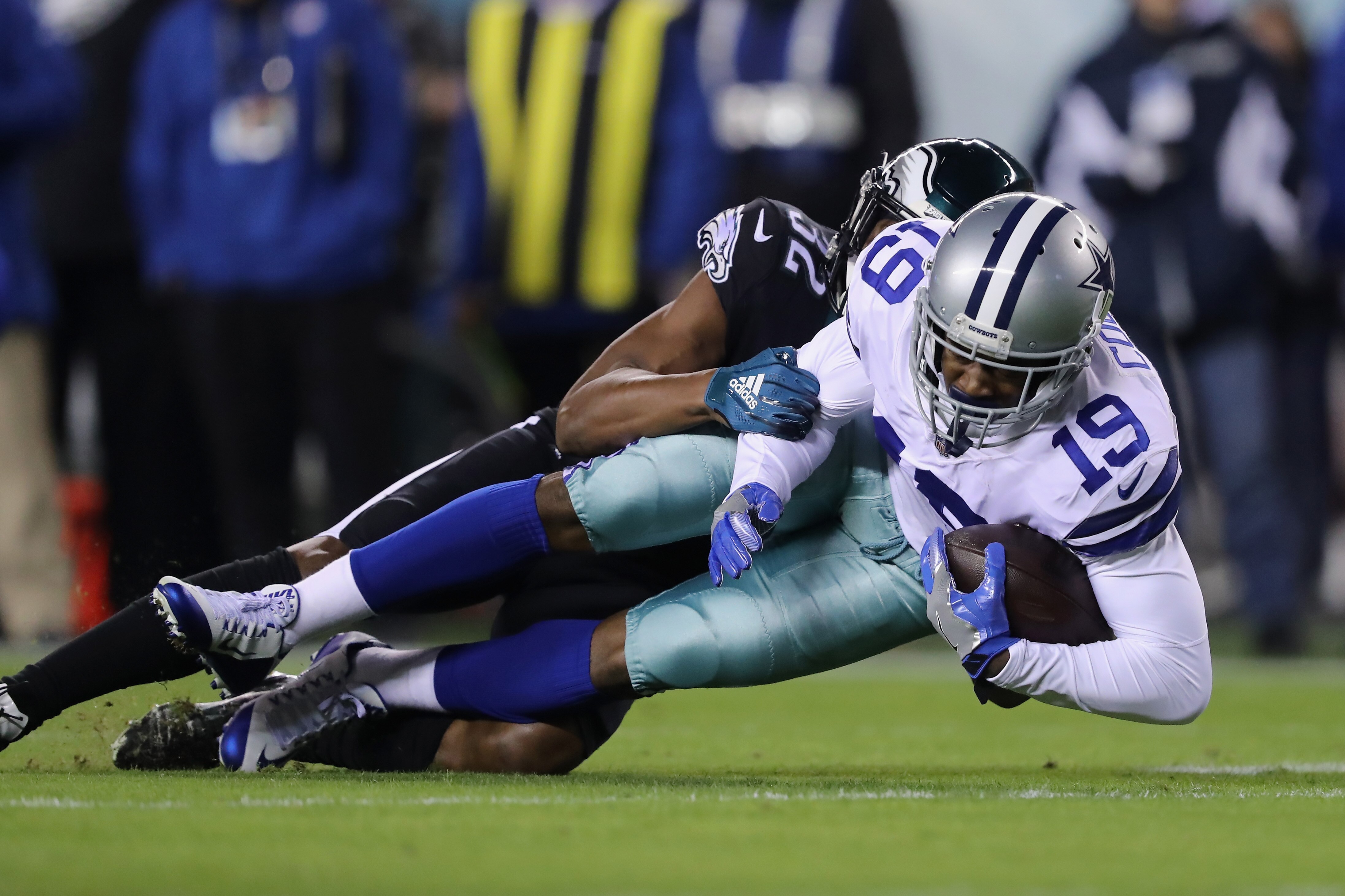 PHILADELPHIA, PA - NOVEMBER 11:  Wide receiver Amari Cooper #19 of the Dallas Cowboys makes a catch for a first down against cornerback Rasul Douglas #32 of the Philadelphia Eagles in the first quarter at Lincoln Financial Field on November 11, 2018 in Ph