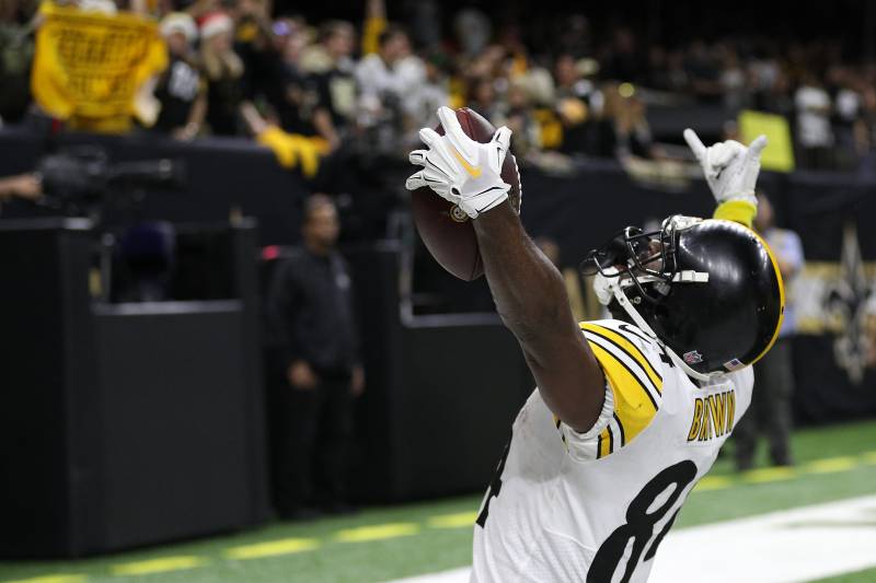 NEW ORLEANS, LOUISIANA - DECEMBER 23: Antonio Brown #84 of the Pittsburgh Steelers celebrates a touchdown during the second half against the New Orleans Saints at the Mercedes-Benz Superdome on December 23, 2018 in New Orleans, Louisiana. (Photo by Chris 