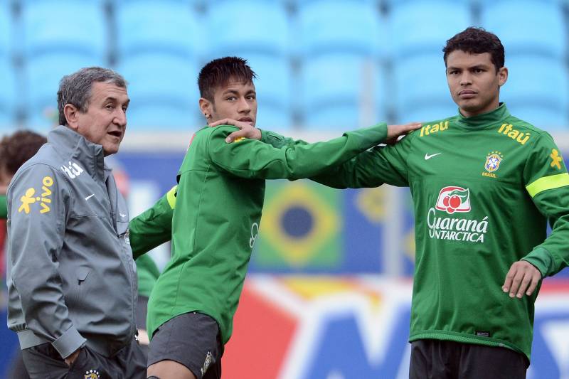 Carlos Alberto Parreira with Neymar and Thiago Silva