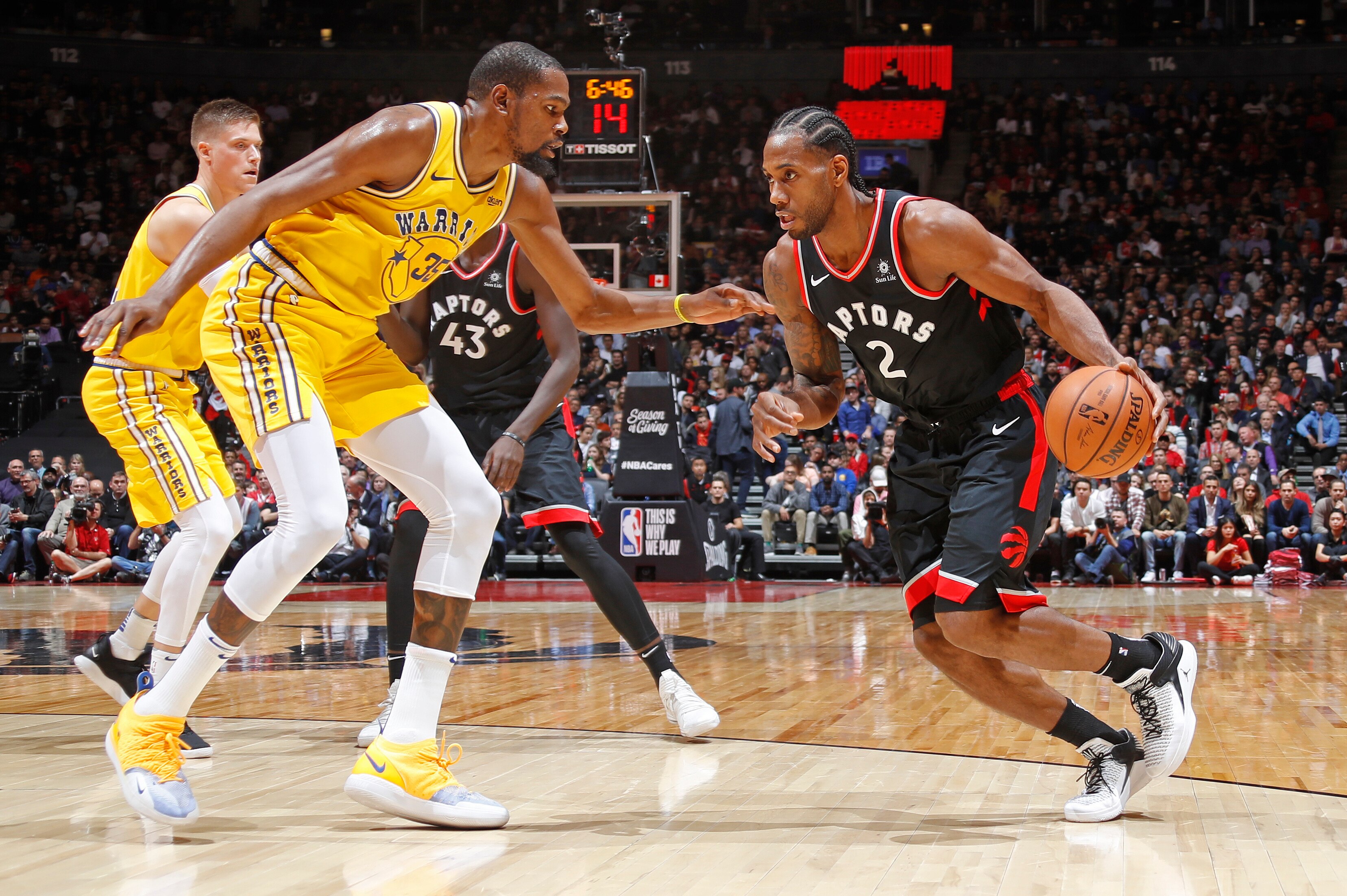TORONTO, CANADA - NOVEMBER 29: Kawhi Leonard #2 of the Toronto Raptors handles the ball against the Golden State Warriors on November 29, 2018 at the Scotiabank Arena in Toronto, Ontario, Canada. NOTE TO USER: User expressly acknowledges and agrees that,