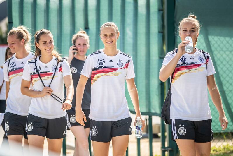 RENNES, FRANCE - JUNE 27: Giulia Gwinn (R-L), Klara Buehl , Sara Daebritz and Alexandra Popp of Germany arrive to a training session on June 27, 2019 in Pont-Pean near Rennes, France. (Photo by Maja Hitij/Getty Images)