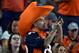 GLENDALE, AZ - 18 DE OUTUBRO: Um fã de Denver Broncos toma uma foto durante a segunda metade contra os Arizona Cardinals no estado Farm Stadium o 18 de outubro de 2018 em Glendale, o Arizona. (Foto por Norm Hall / Getty Images)