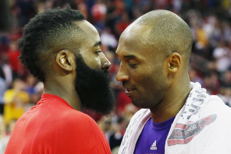 HOUSTON, TX - 12 DE DICIEMBRE: James Harden # 13 de los Houston Rockets (L) saluda a Kobe Bryant # 24 de Los Angeles Lakers en la cancha después de que los Rockets derrotaron a los Lakers 126-97 en su juego en el Toyota Center el 12 de diciembre, 2015 en Houston, Texas. NOTA