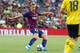 BARCELONA, SPAIN - AUGUST 04: Frenkie de Jong of FC Barcelona controls the ball during the match between FC Barcelona and Arsenal at Nou Camp on August 04, 2019 in Barcelona, Spain. (Photo by TF-Images/Getty Images)