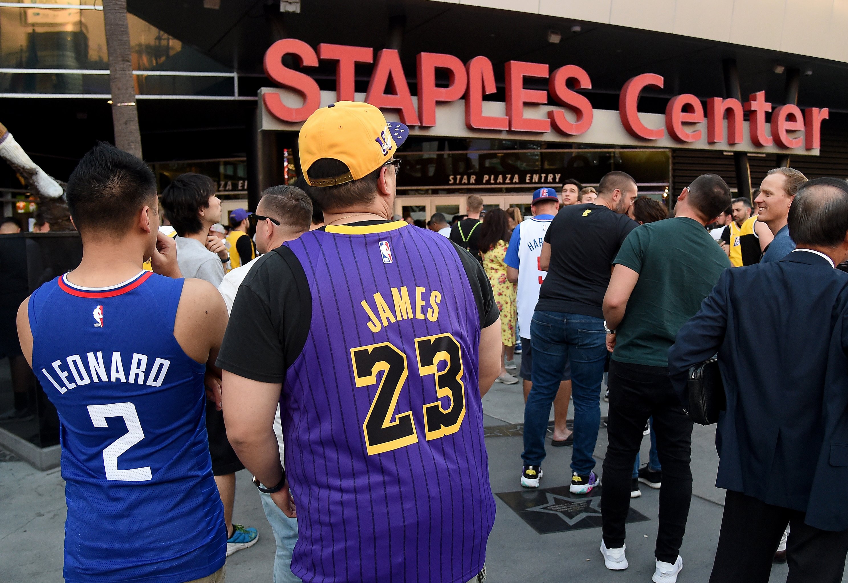 Lakers, Clippers set to allow limited fans at Staples Center in