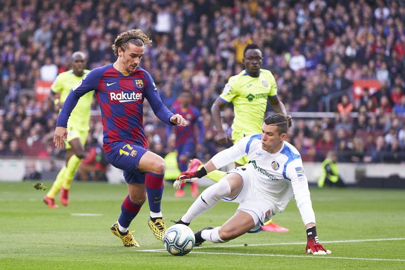BARCELONA, SPAIN - FEBRUARY 15: Antoine Griezmann of FC Barcelona competes for the ball with David Soria of Getafe CF during the La Liga match between FC Barcelona and Getafe CF at Camp Nou on February 15, 2020 in Barcelona, Spain. (Photo by Mateo Villalb