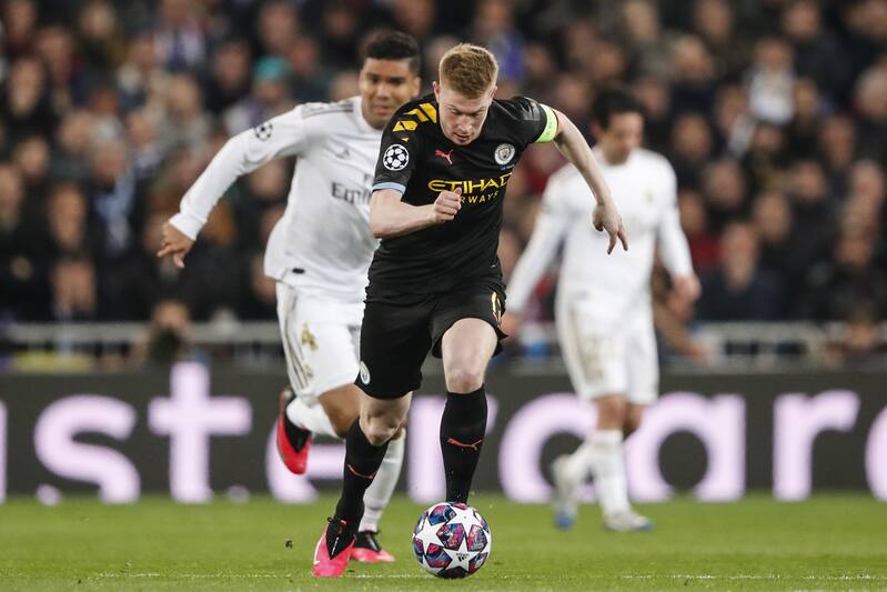 (l-r) Casemiro of Real Madrid, Kevin De Bruyne of Manchester City during the UEFA Champions League round of 16 first leg match between Real Madrid and Manchester City FC at the Santiago Bernabeu stadium on February 26, 2020 in Madrid, Spain(Photo by ANP S