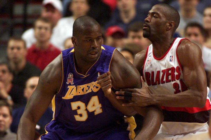 PORTLAND, UNITED STATES:  The Portland Trail Blazers' Dale Davis (R) guards the Los Angeles Lakers' Shaquille O'Neal (L) during the first half of their NBA game in Portland, Oregon, 14 April 2002.     AFP PHOTO/JOHN GRESS (Photo credit should read JOHN GR