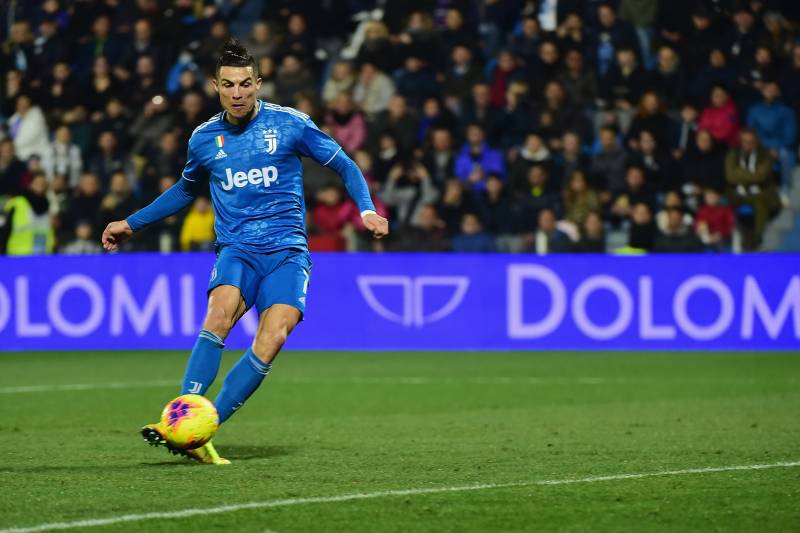 FERRARA, ITALY - FEBRUARY 22: Cristiano Ronaldo (L) of Juventus shoots to score the first goal of his team during the Serie A match between SPAL and Juventus at Stadio Paolo Mazza on February 22, 2020 in Ferrara, Italy. (Photo by Pier Marco Tacca/Getty