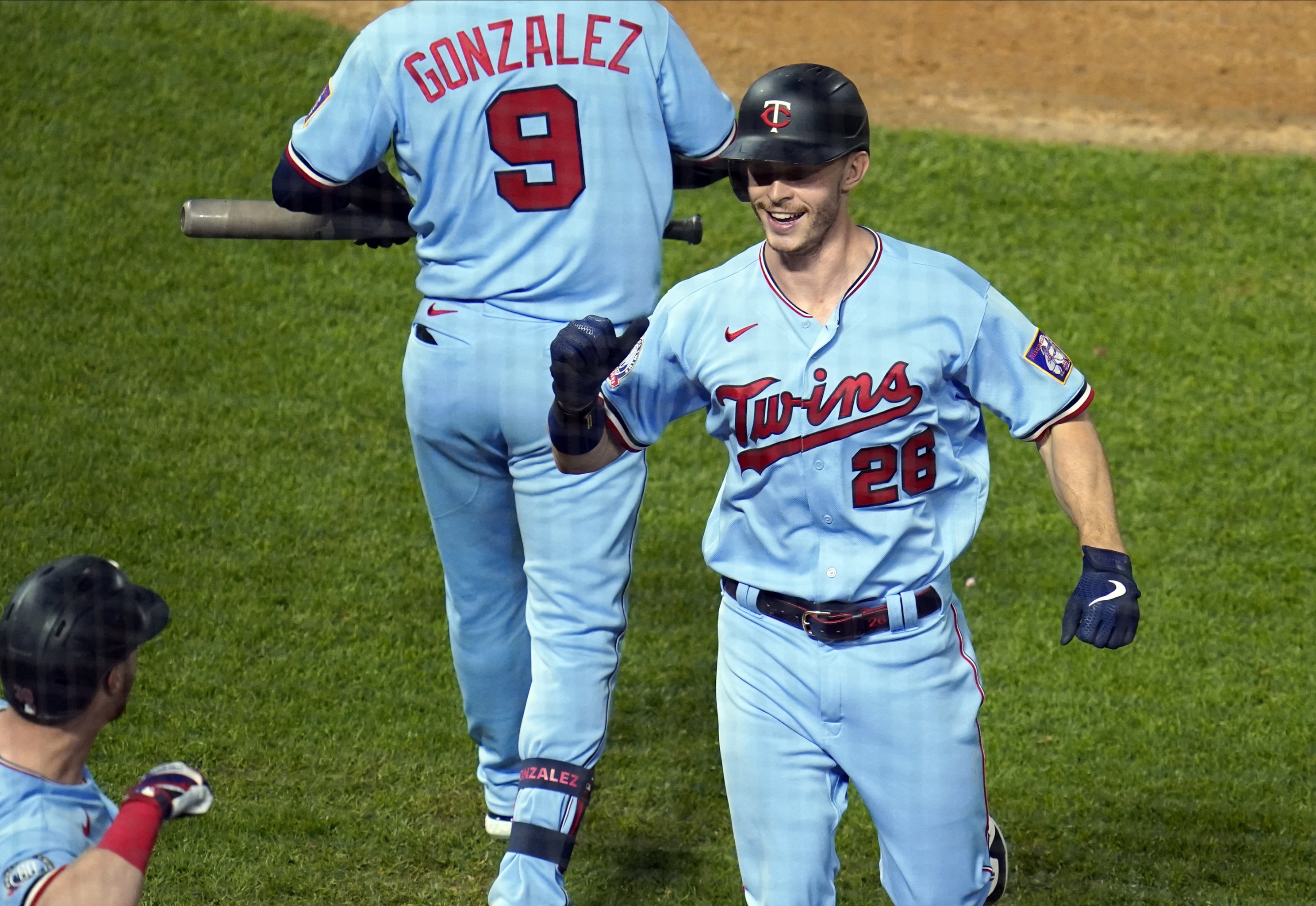 Shane Bieber lowers ERA in final start, Cleveland tops Chicago