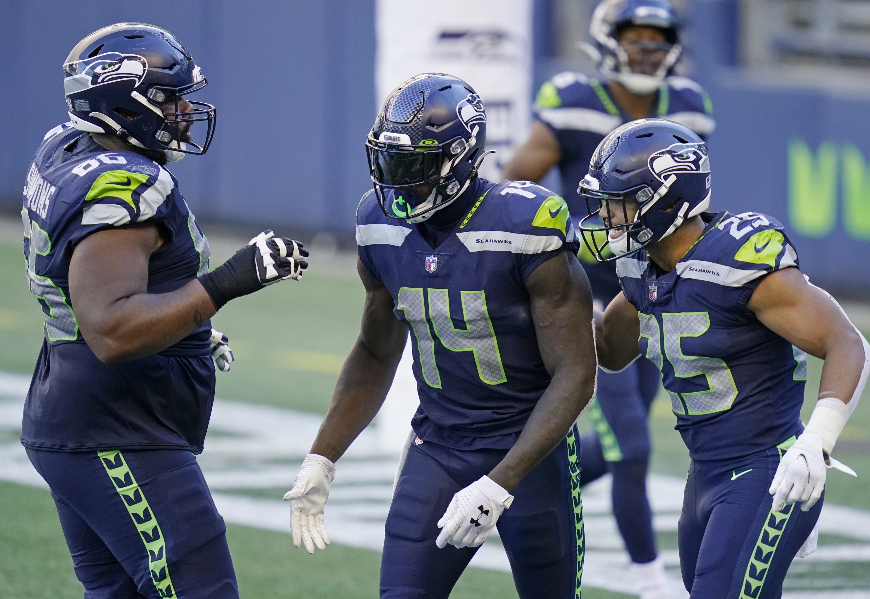 Wilson throws 5 more TD passes, Seahawks beat Cowboys 38-31