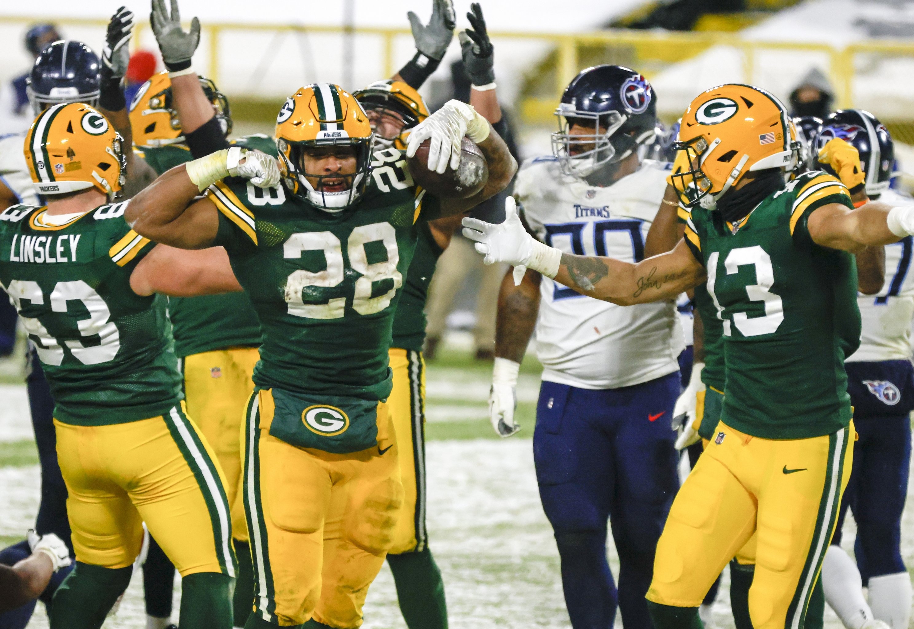 13 cool images from the Packers' snowy smackdown of the Titans