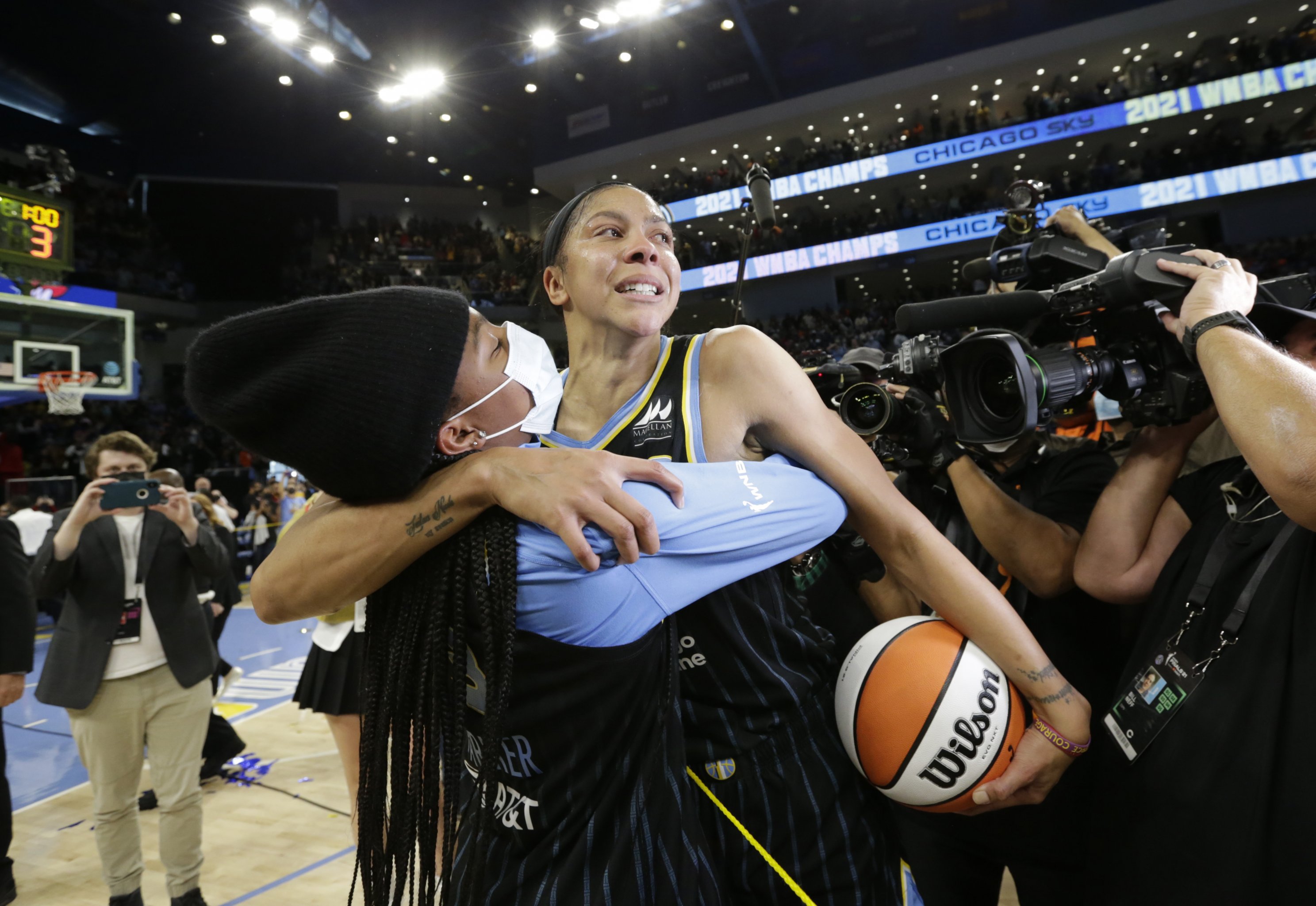 Candace Parker celebrates hometown Sky's WNBA championship with daughter  Lailaa