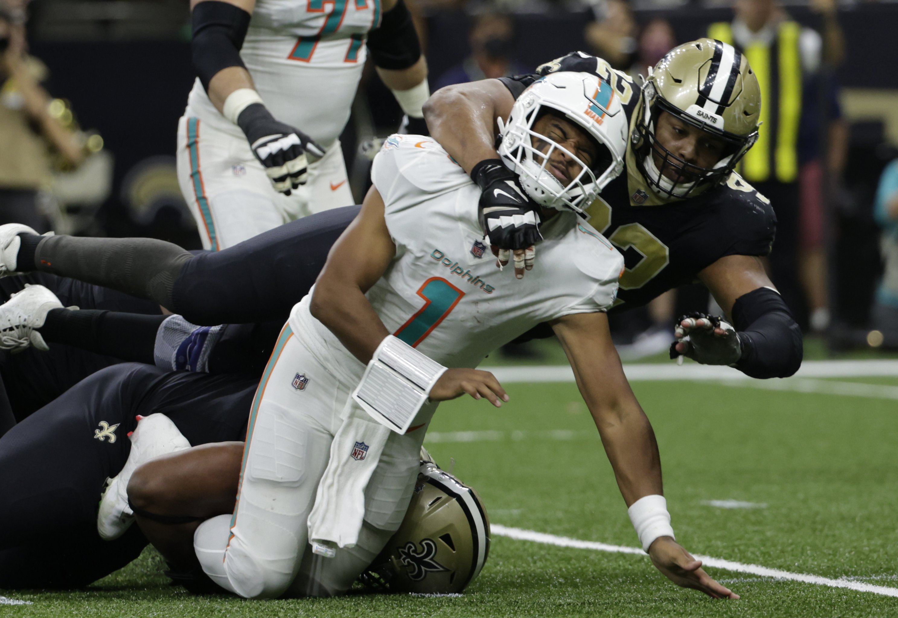 Dolphins' Waddle breaks NFL rookie record; 2022 first-round draft pick,  schedule set