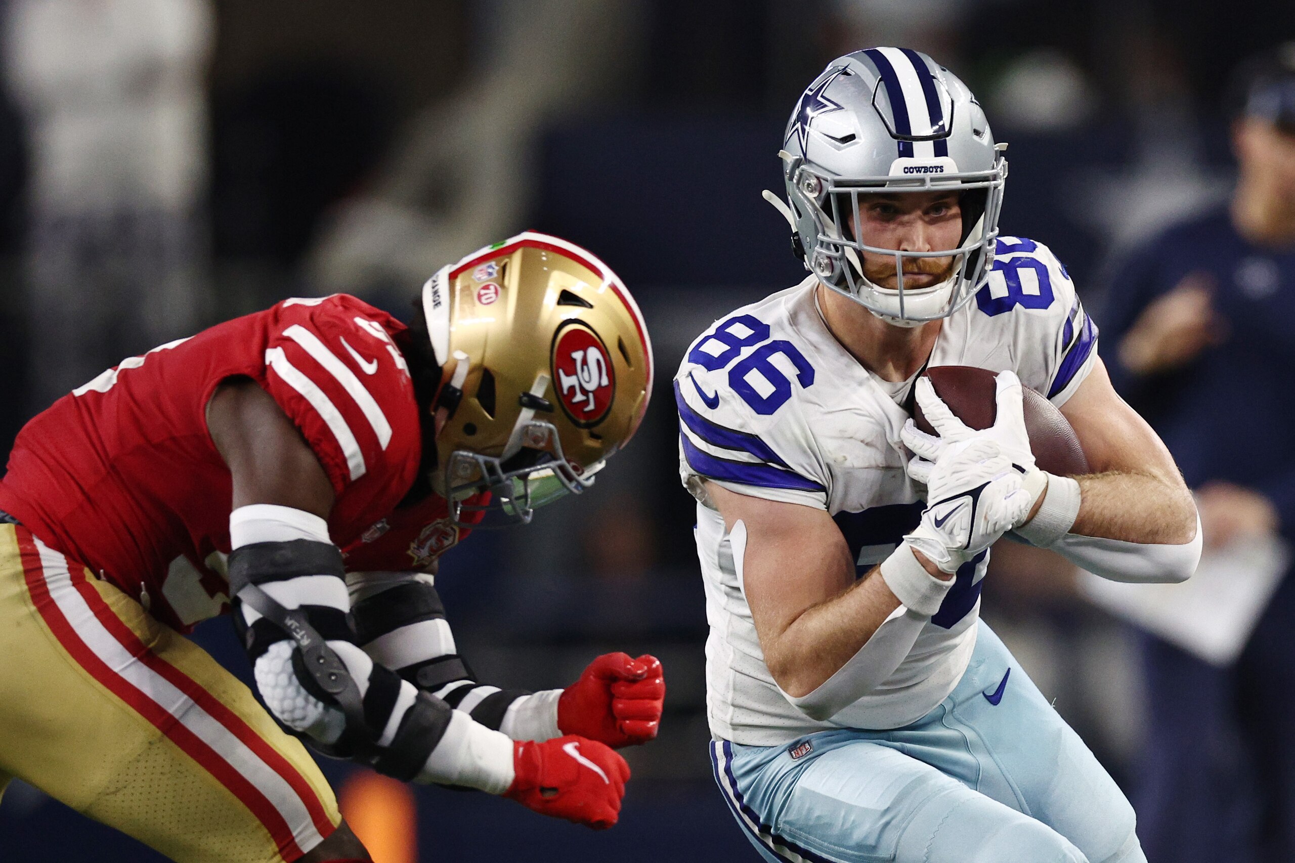 ARLINGTON, TEXAS - JANUARY 16: Dalton Schultz #86 of the Dallas Cowboys carries the ball against the San Francisco 49ers during the second half in the NFC Wild Card Playoff game at AT&T Stadium on January 16, 2022 in Arlington, Texas. (Photo by Tom Pennin
