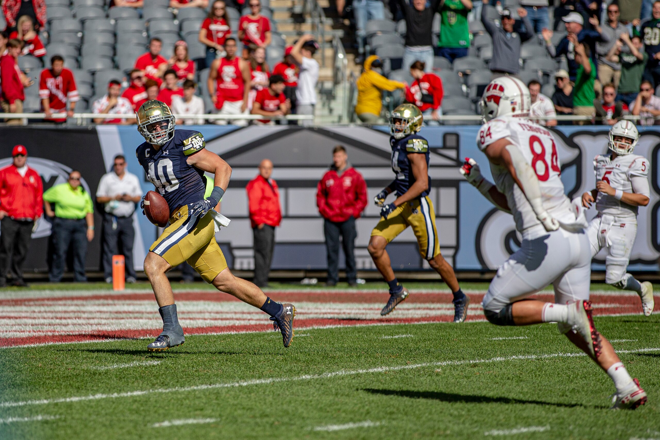 CHICAGO, IL - SEPTEMBER 25: Notre Dame Fighting Irish linebacker Isaiah Pryor (10) takes an interception back for a pick 6 touchdown durning a college football game between the Notre Dame Fighting Irish and the Wisconsin Badgers on September 25th, 2021 at