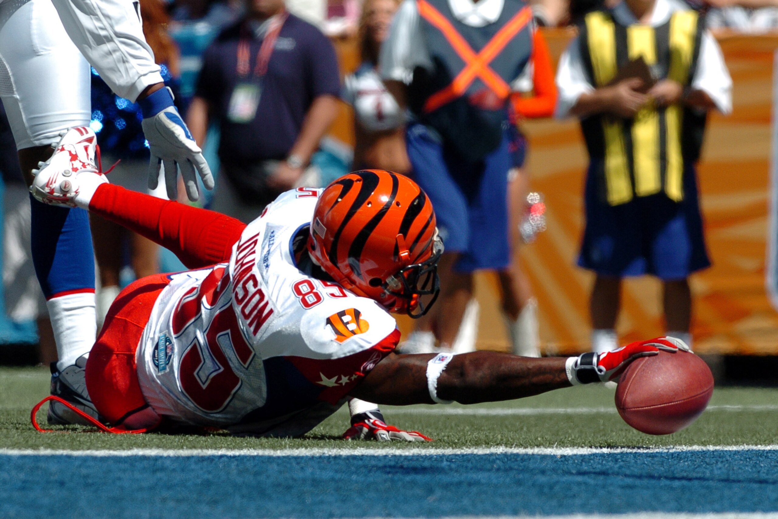 Cincinnati Bengals wide receiver Chad Johnson stretches for the goal line Feb. 10, 2007 in the first quarter of  the 2007 Pro Bowl at Kapolei, Hawaii. (Photo by Al Messerschmidt/Getty Images)