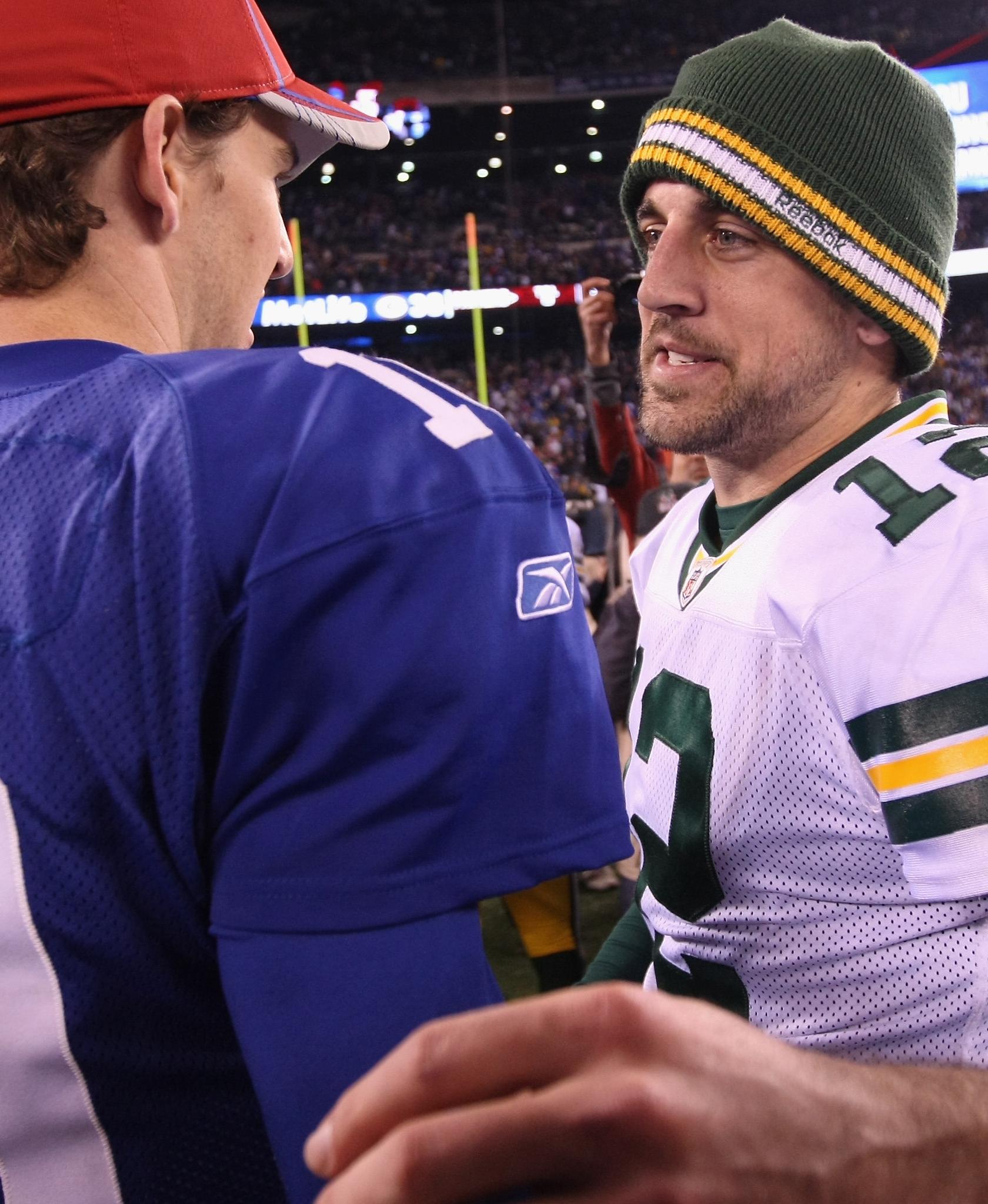 Aaron Rodgers catches strays as Giants fans laud Eli Manning