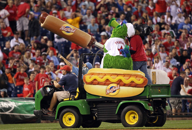 The Braves' mascot Blooper came for the Phanatic. Philly fought back.