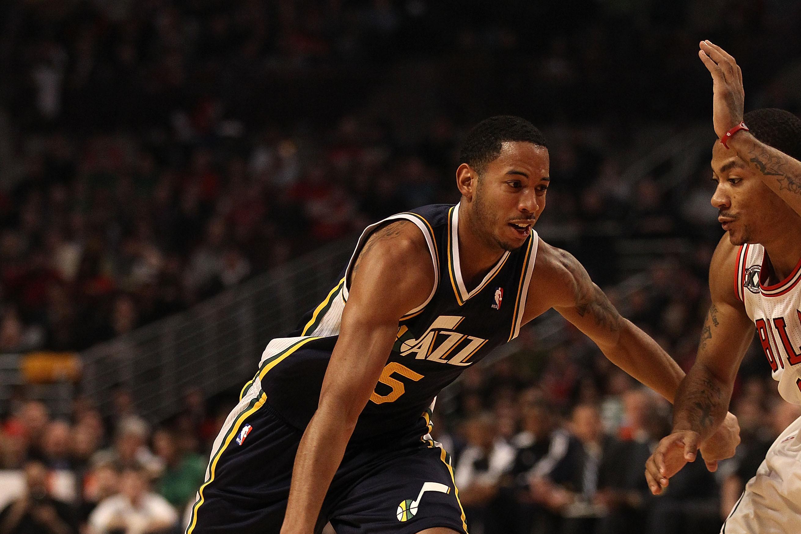 New Jersey Nets guard Devin Harris drives to the basket around Los