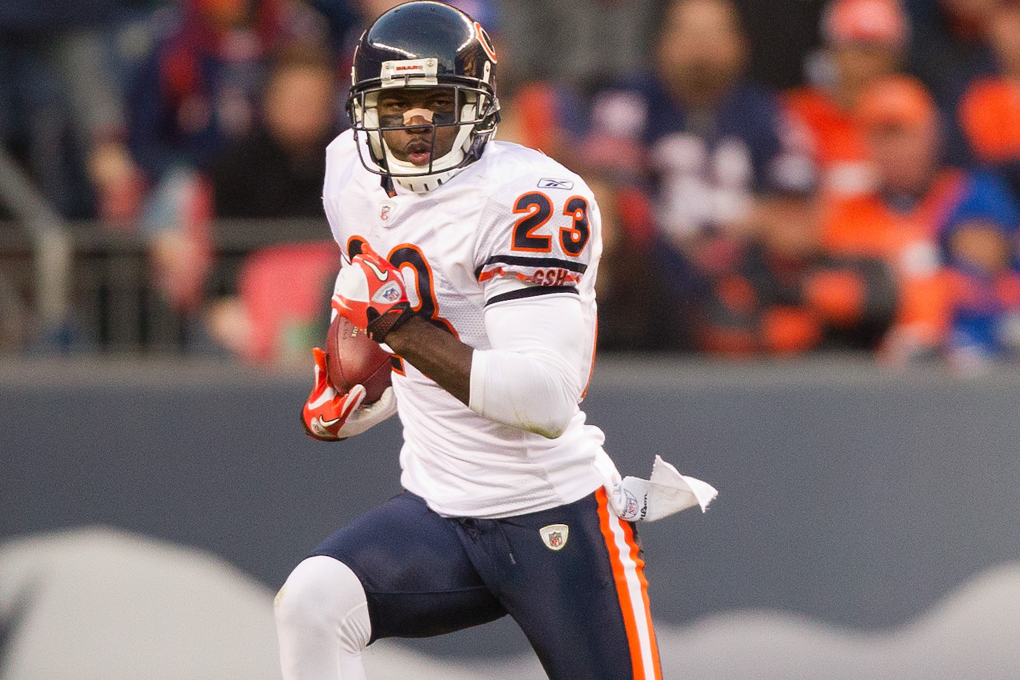 Chicago Bears wide receiver Devin Hester (23) carries the ball against the  Cleveland Browns in the