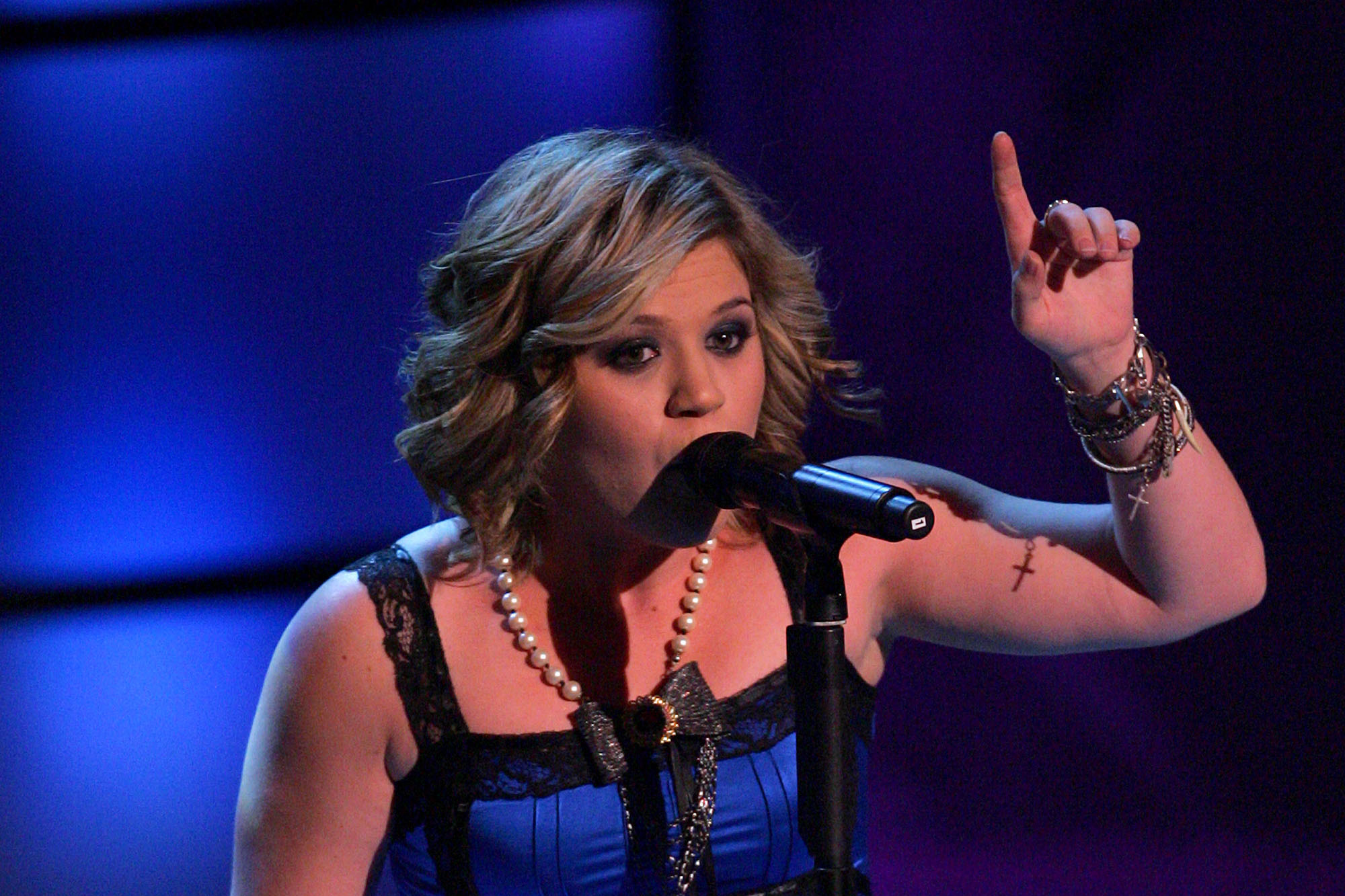 Super Bowl National Anthem 2023: Who's Singing, Prop Bets, and the Kelly  Clarkson Effect