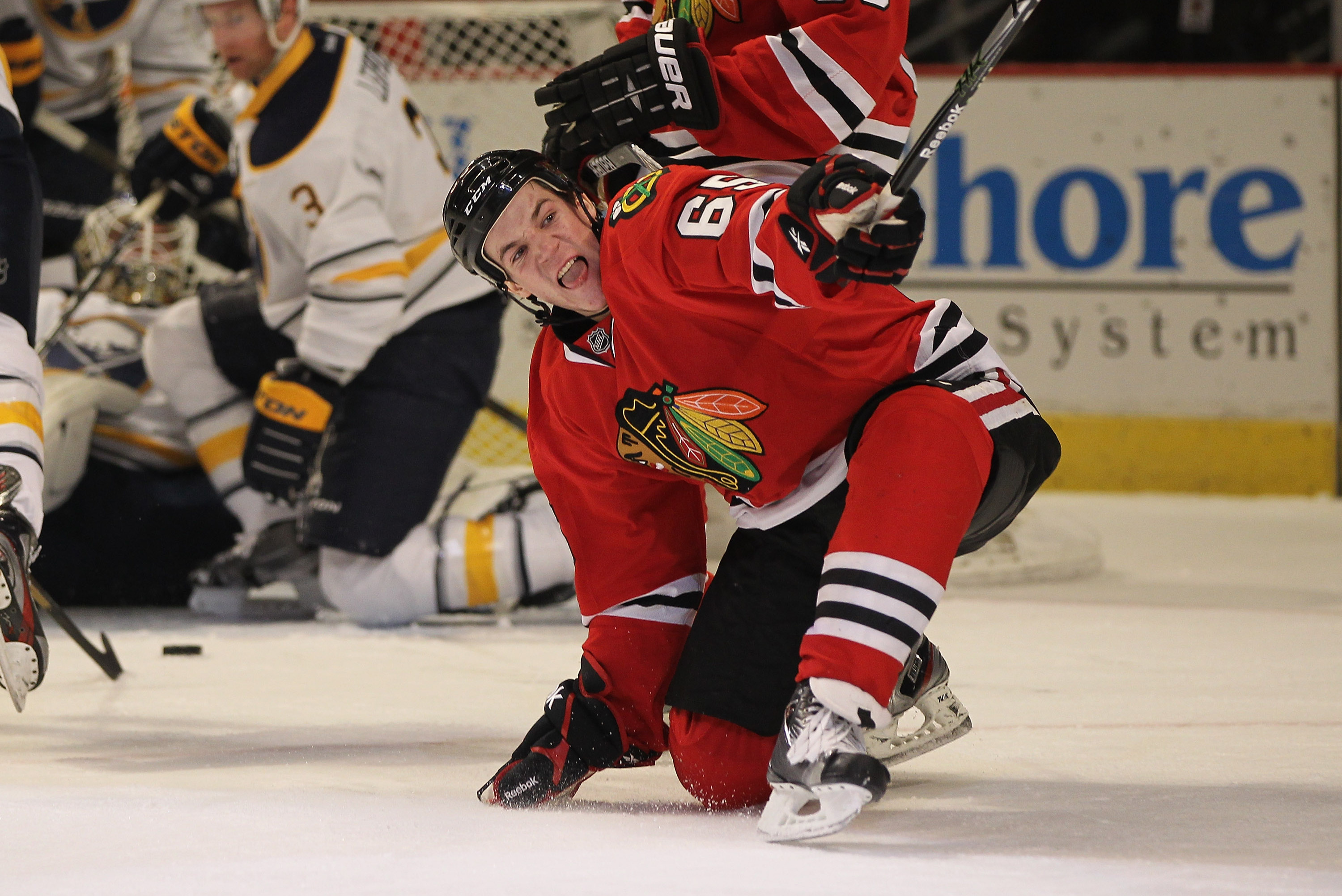 Blackhawks' Andrew Shaw will forgo playoffs, citing concussion