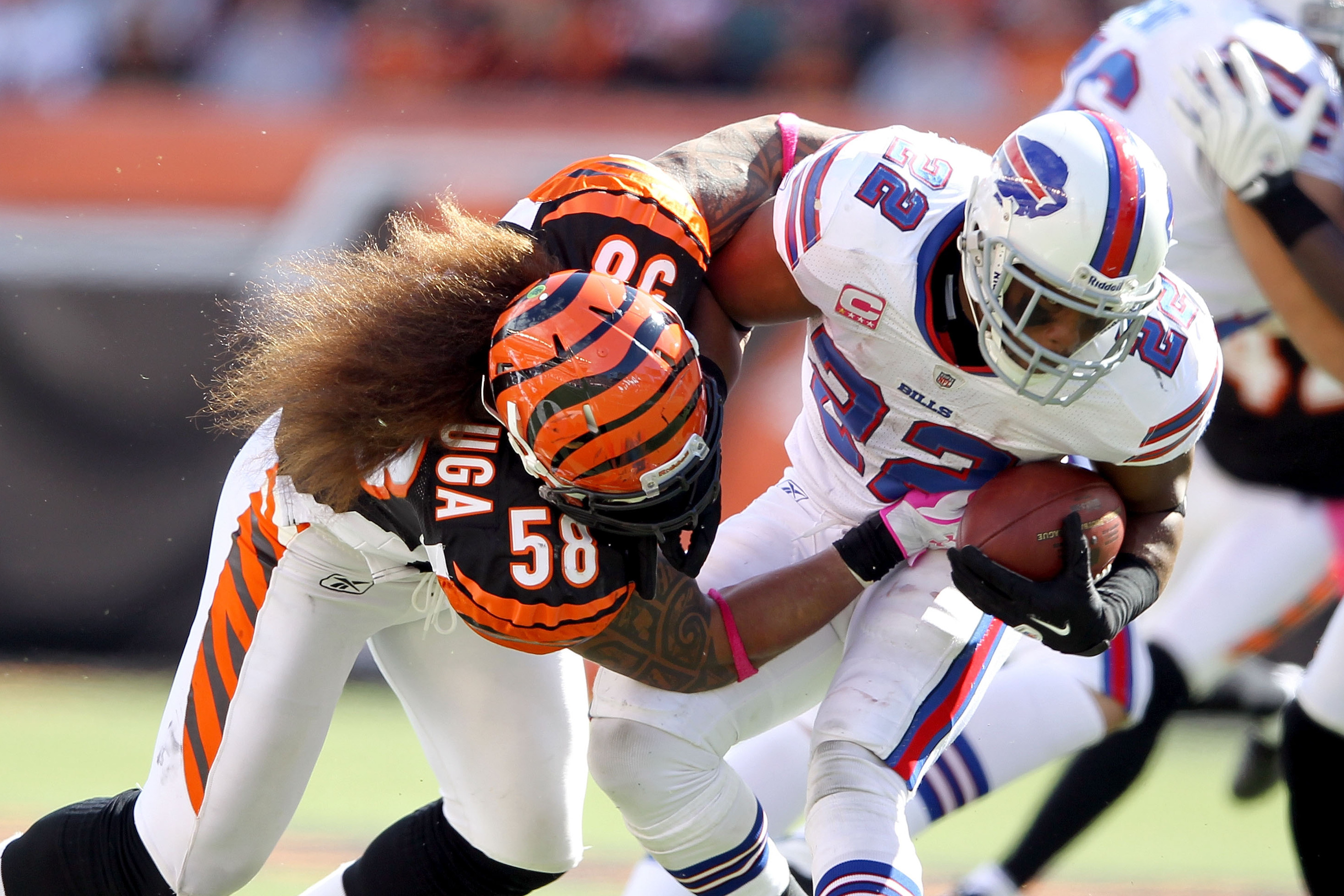 Cincinnati Bengals linebacker Rey Maualuga adjusts his hair during practice  at NFL football training camp on Wednesday, Aug. 10, 2011, in Georgetown,  Ky. (AP Photo/Al Behrman Stock Photo - Alamy