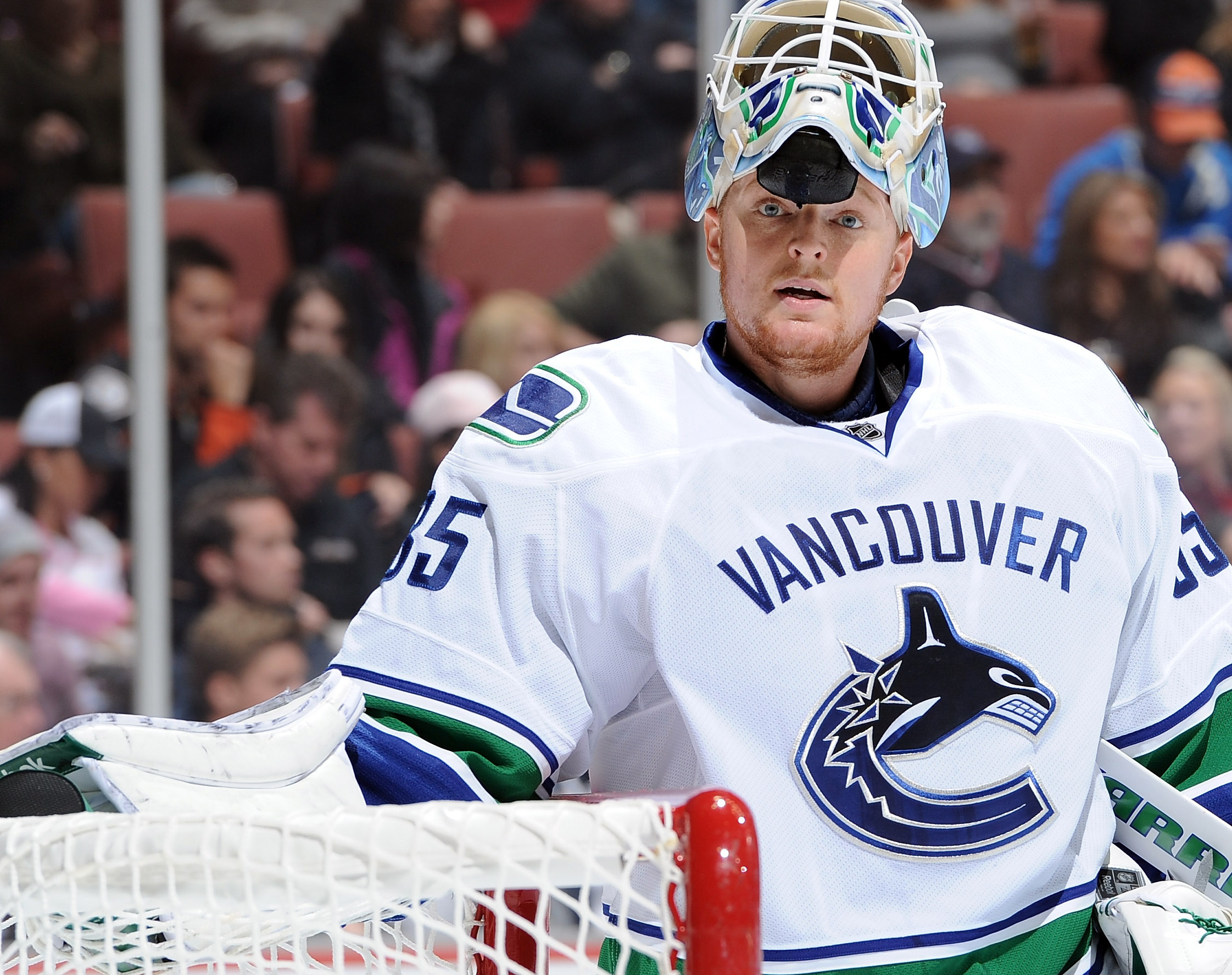 Cory Schneider thinks Canucks should retire Roberto Luongo's