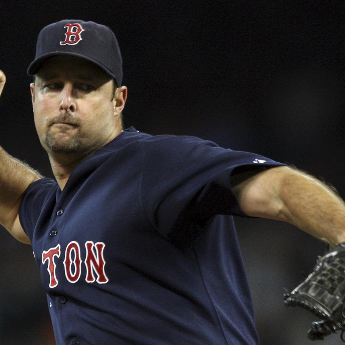 Knuckleball specialist Tim Wakefield decides to retire