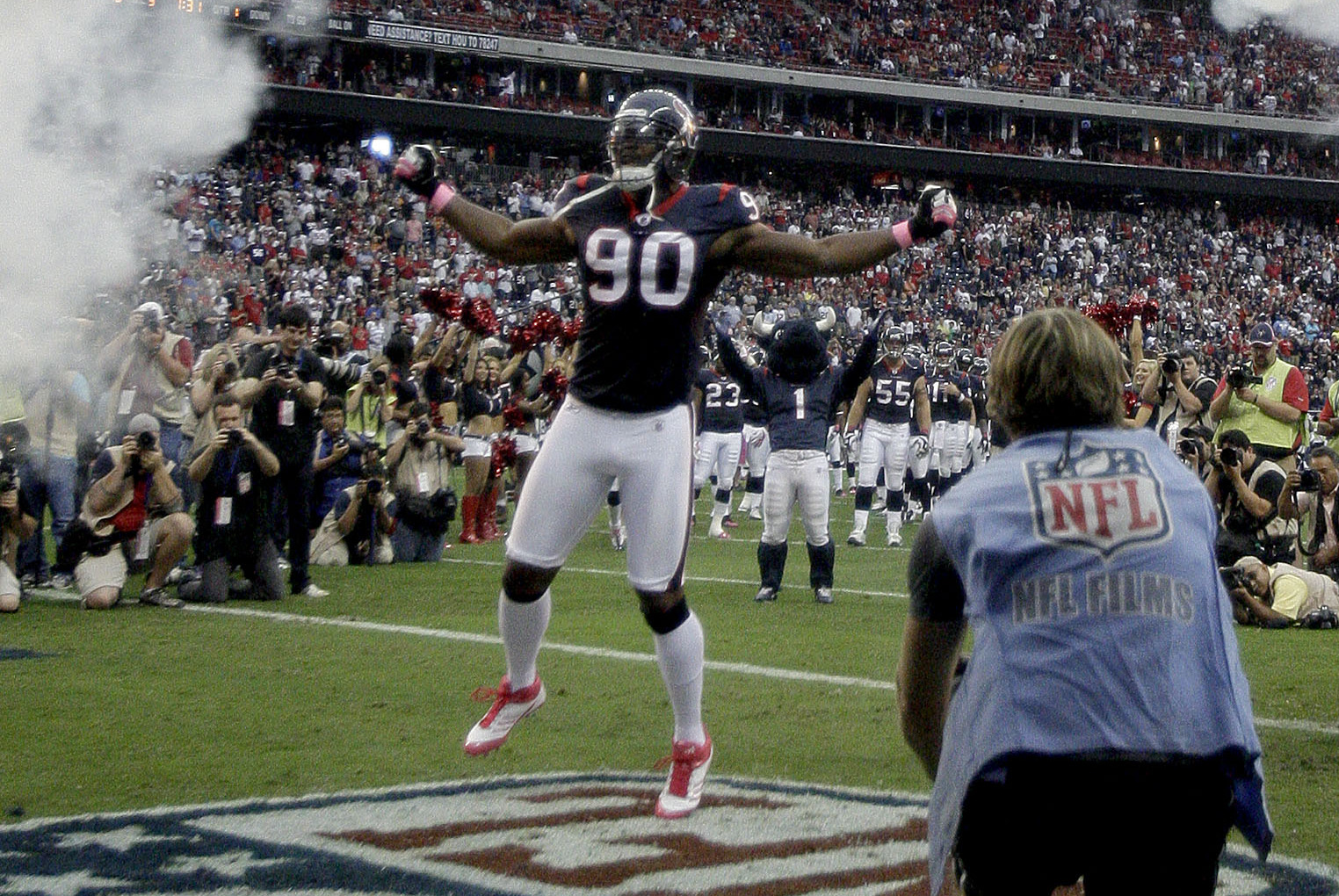 Houston Texans Football: Defensive End Mario Williams a True Team