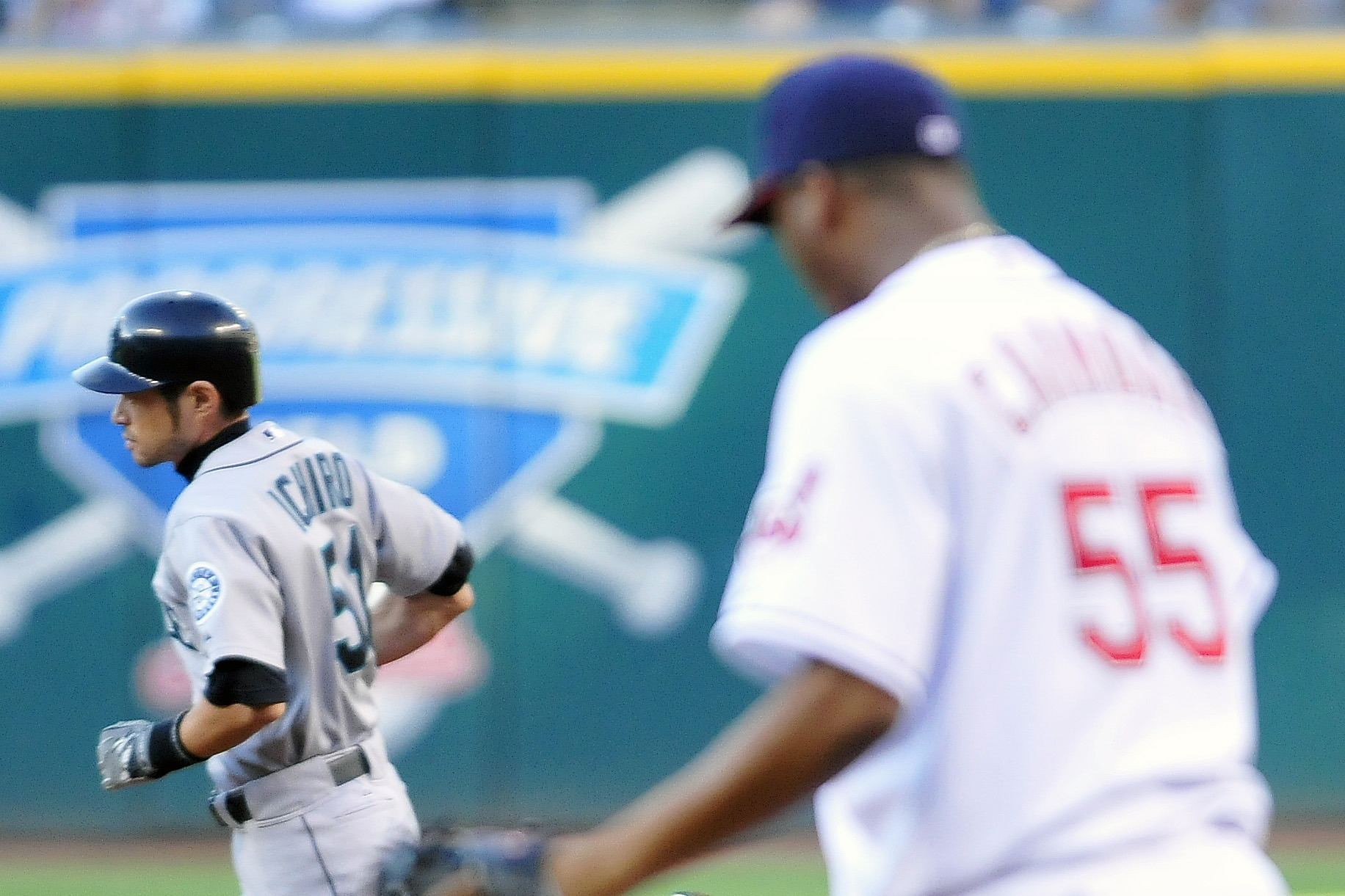 Photos: Ichiro pitches in majors for first time – Sun Sentinel