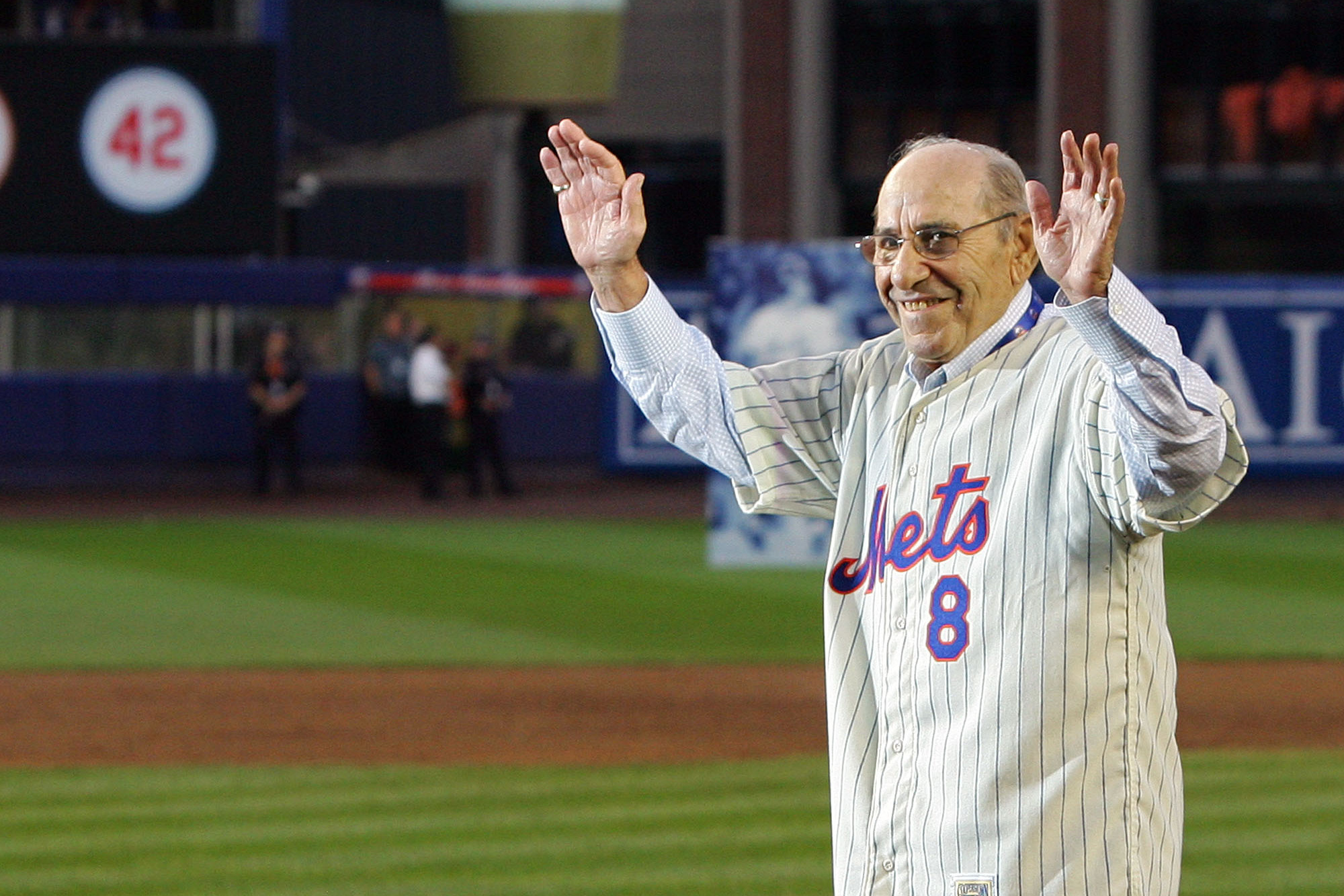 New York Mets coach Yogi Berra does the like-father-like-son bit with  News Photo - Getty Images