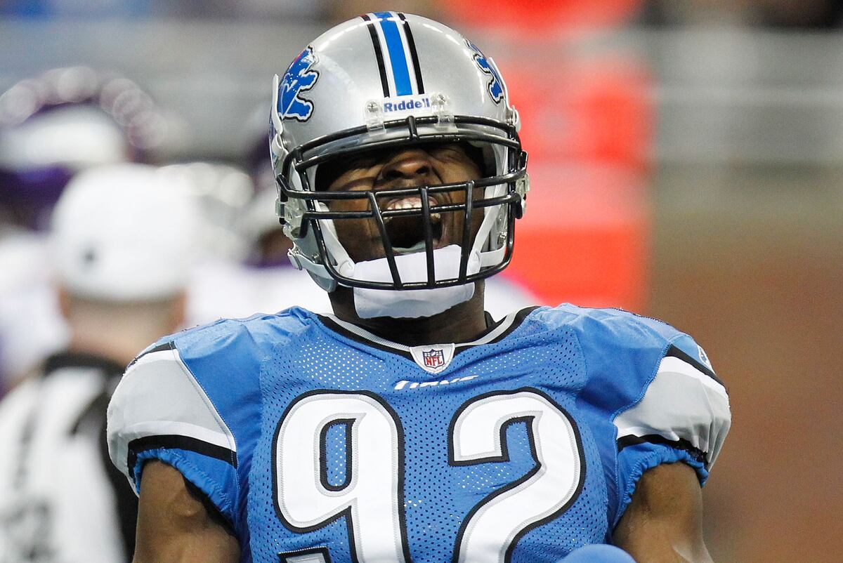 Cliff Avril: Detroit Lions DE Gets the Franchise Tag, Saga ...