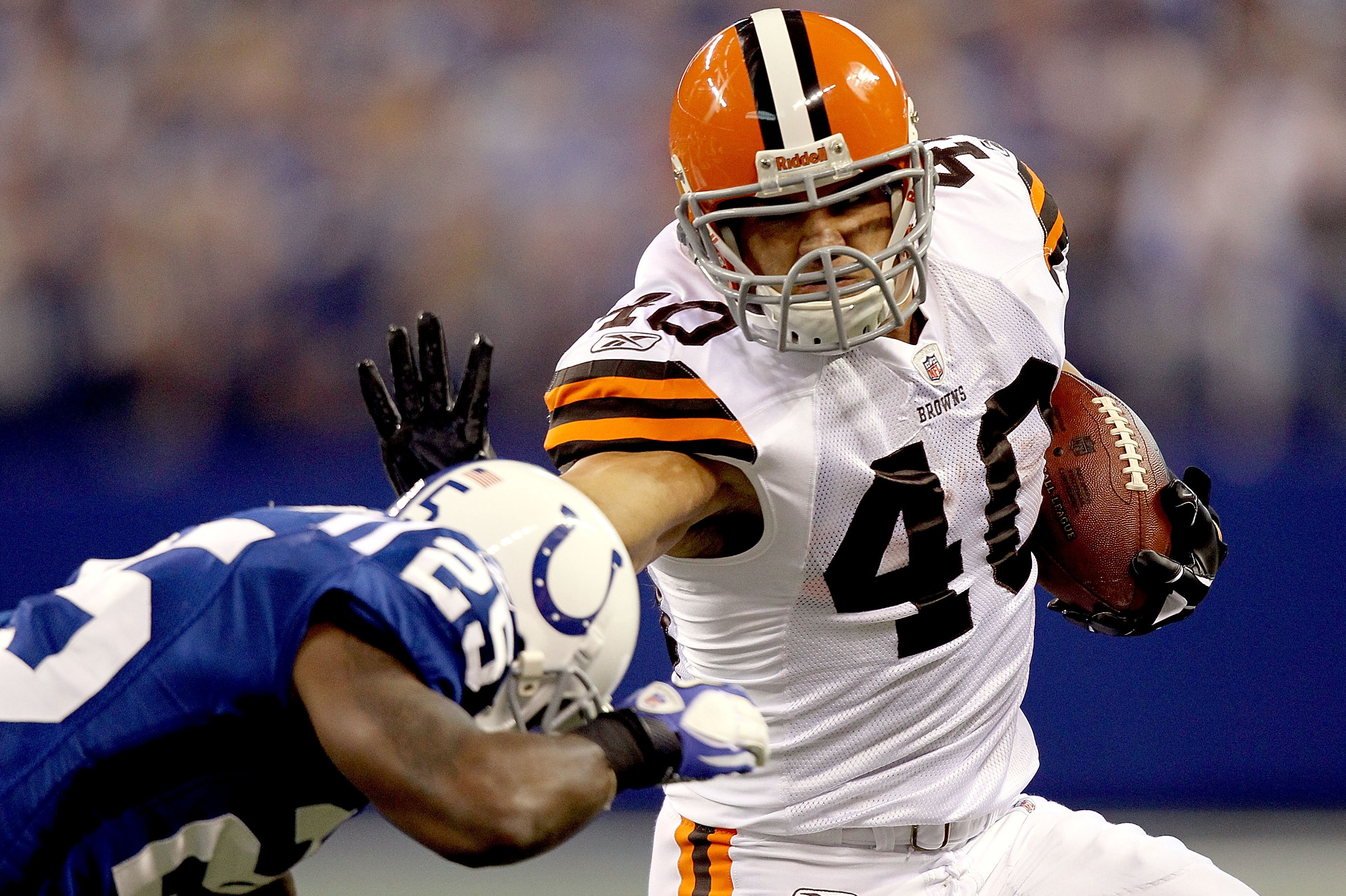 Former 1,000-yd rusher Peyton Hillis signs