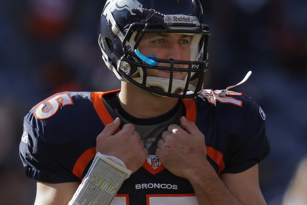 Tim Tebow Will Only Bring More Distraction and Controversy to Jets Locker Room | Bleacher Report ...