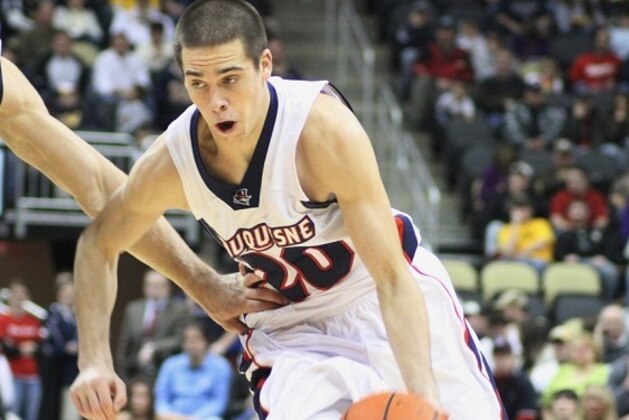 Arizona Basketball Former Duquesne Pg T J Mcconnell Transfers To