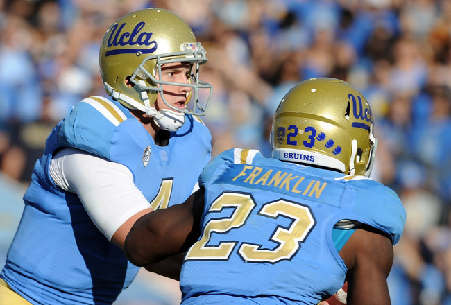 UCLA football: Jordan Zumwalt uses hands before and after the play - Los  Angeles Times