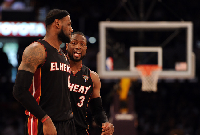 Carmelo Anthony, Amar'e Stoudemire outplay Heat's LeBron James, Dwyane Wade  as Knicks avoid sweep 